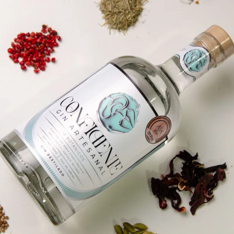 Botella de gin artesanal con botánicos