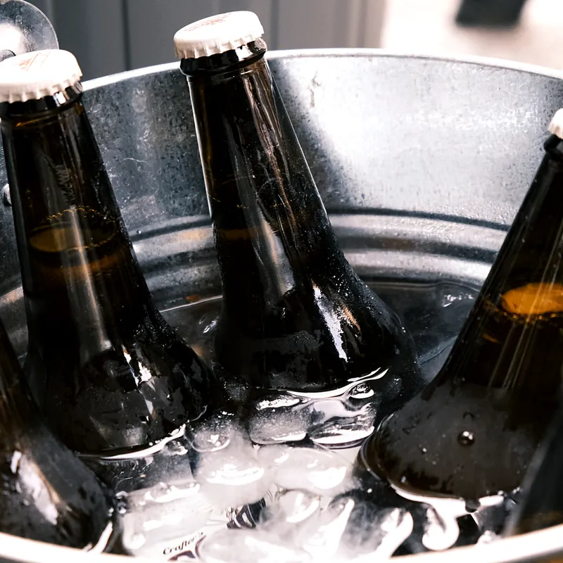 Cervezas en balde con hielo